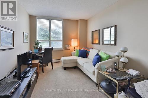 305 - 1903 Pilgrim Way, Oakville, ON - Indoor Photo Showing Living Room