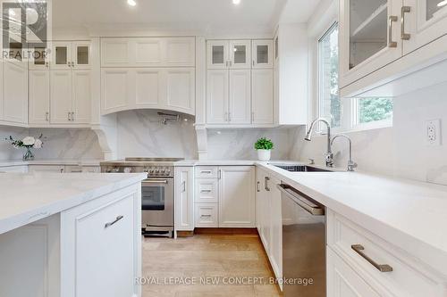 2420 Ventura Drive, Oakville, ON - Indoor Photo Showing Kitchen With Upgraded Kitchen