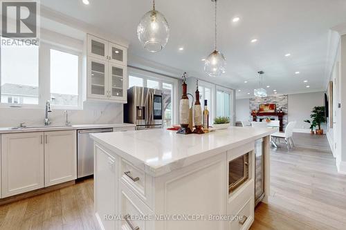 2420 Ventura Drive, Oakville, ON - Indoor Photo Showing Kitchen With Upgraded Kitchen