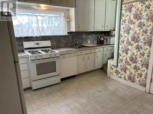 127 12Th  S Avenue, Cranbrook, BC - Indoor Photo Showing Kitchen With Double Sink