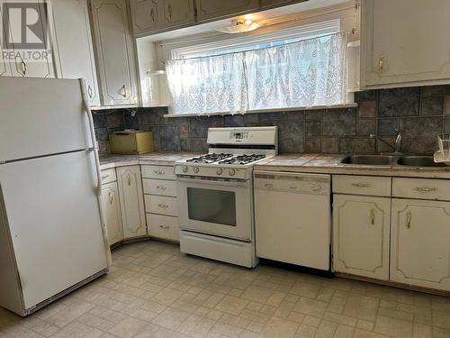 127 12Th  S Avenue, Cranbrook, BC - Indoor Photo Showing Kitchen With Double Sink