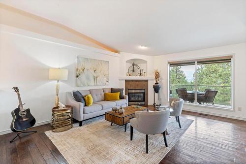 17-3512 Ridge Boulevard, West Kelowna, BC - Indoor Photo Showing Living Room With Fireplace