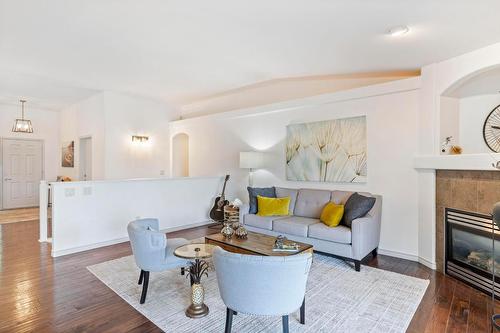 17-3512 Ridge Boulevard, West Kelowna, BC - Indoor Photo Showing Living Room With Fireplace