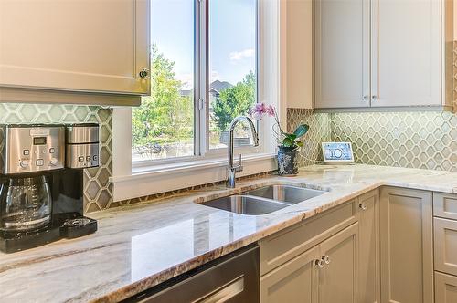 126-515 Wren Place, Kelowna, BC - Indoor Photo Showing Kitchen With Double Sink