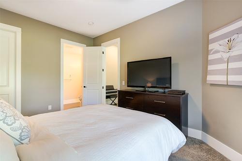 126-515 Wren Place, Kelowna, BC - Indoor Photo Showing Bedroom