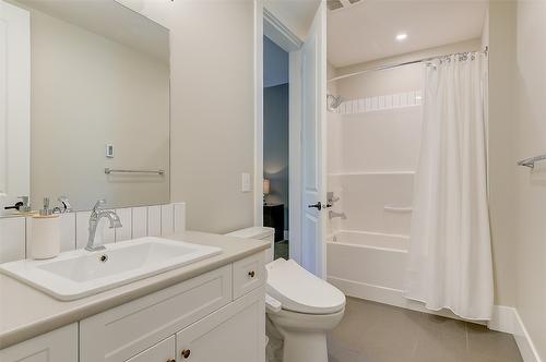 126-515 Wren Place, Kelowna, BC - Indoor Photo Showing Bathroom