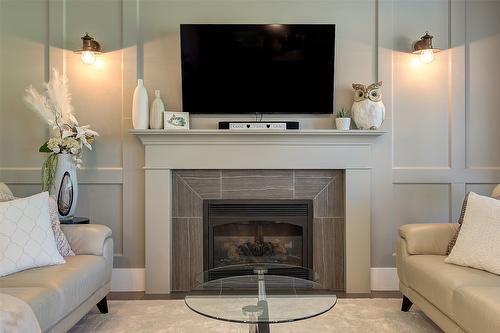 126-515 Wren Place, Kelowna, BC - Indoor Photo Showing Living Room With Fireplace