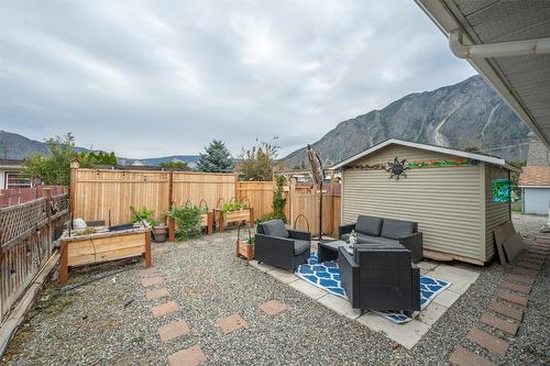 2-607 4Th Street, Keremeos, BC - Outdoor