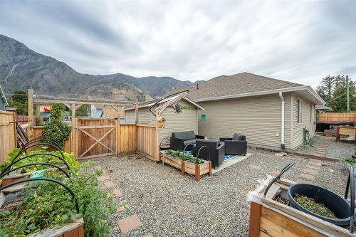 2-607 4Th Street, Keremeos, BC - Outdoor