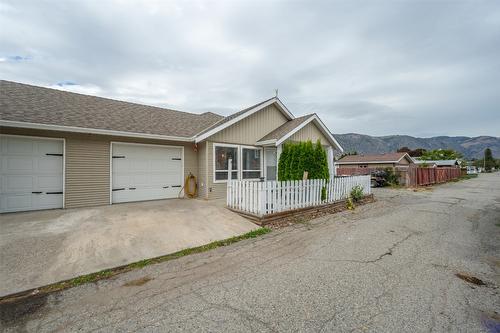 2-607 4Th Street, Keremeos, BC - Outdoor