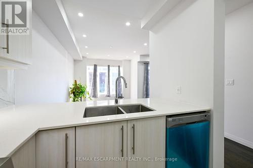 70 - 30 Time Square Boulevard, Hamilton, ON - Indoor Photo Showing Kitchen With Double Sink