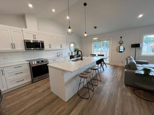 30 Kimberley Avenue, Kimberley, BC - Indoor Photo Showing Kitchen With Upgraded Kitchen