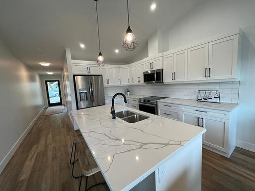 30 Kimberley Avenue, Kimberley, BC - Indoor Photo Showing Kitchen With Double Sink With Upgraded Kitchen