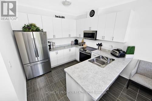 8 Hillcroft Way, Kawartha Lakes, ON - Indoor Photo Showing Kitchen With Double Sink With Upgraded Kitchen