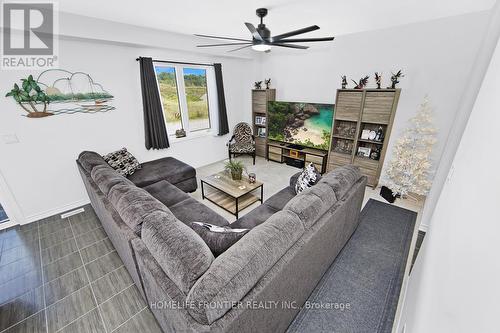 8 Hillcroft Way, Kawartha Lakes, ON - Indoor Photo Showing Living Room