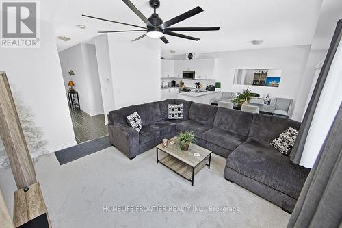 8 Hillcroft Way, Kawartha Lakes, ON - Indoor Photo Showing Living Room