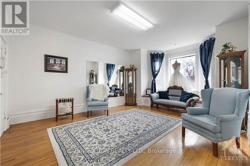 10 Lake Avenue, Carleton Place, ON - Indoor Photo Showing Living Room