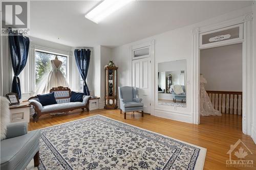 10 Lake Avenue, Carleton Place, ON - Indoor Photo Showing Living Room