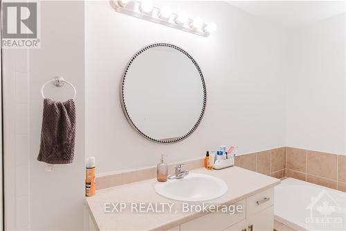 B - 96 Stonehaven Drive, Ottawa, ON - Indoor Photo Showing Bathroom