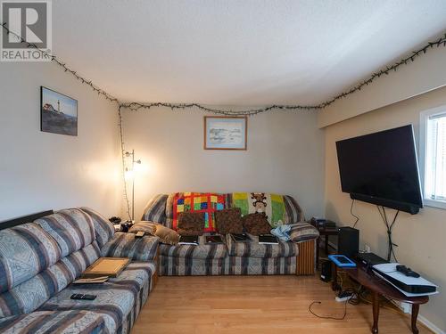 765 Avery Avenue, Quesnel, BC - Indoor Photo Showing Living Room