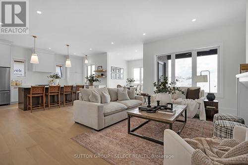 2207 Robbie'S Way, London, ON - Indoor Photo Showing Living Room