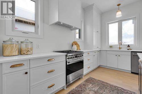 2207 Robbie'S Way, London, ON - Indoor Photo Showing Kitchen With Upgraded Kitchen