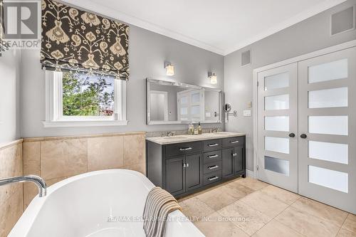 1068 Wyatt Road, Hamilton, ON - Indoor Photo Showing Bathroom