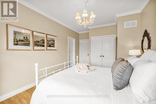 1068 Wyatt Road, Hamilton, ON - Indoor Photo Showing Bedroom