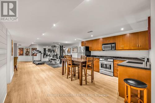 1068 Wyatt Road, Hamilton, ON - Indoor Photo Showing Kitchen