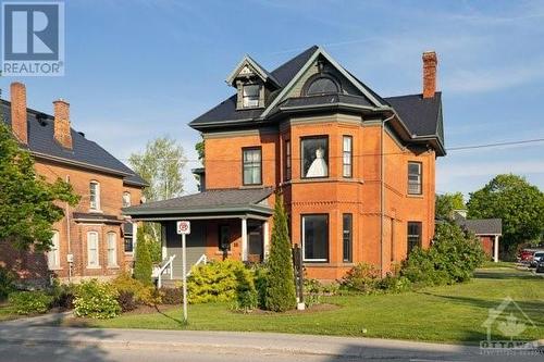 10 Lake Avenue W, Carleton Place, ON 