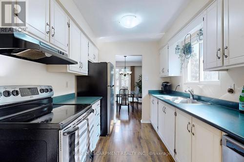 5006 Brady Avenue, Burlington, ON - Indoor Photo Showing Kitchen With Double Sink