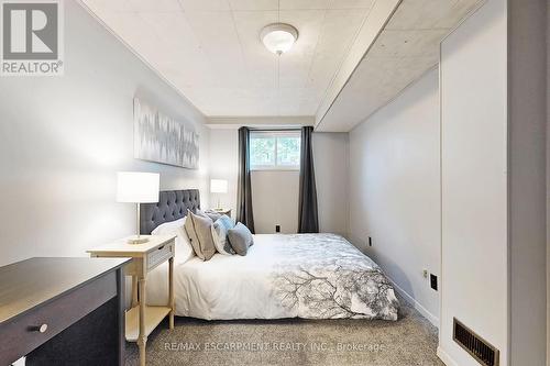 5006 Brady Avenue, Burlington, ON - Indoor Photo Showing Bedroom