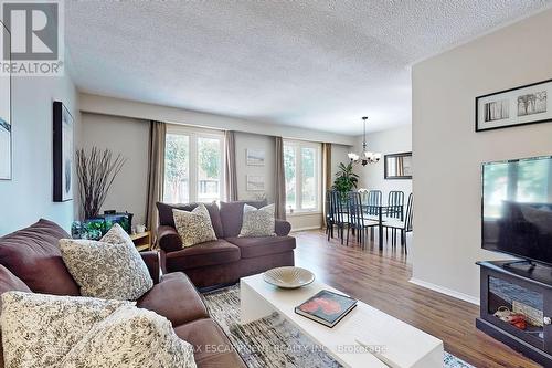 5006 Brady Avenue, Burlington, ON - Indoor Photo Showing Living Room