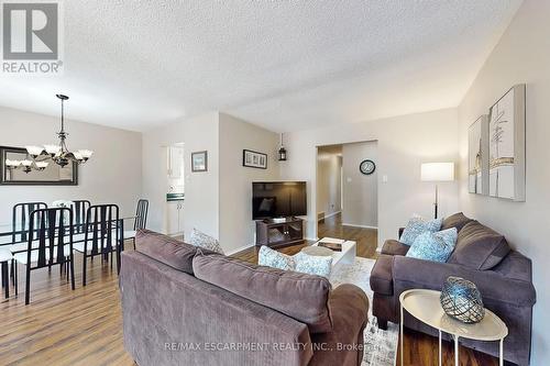 5006 Brady Avenue, Burlington, ON - Indoor Photo Showing Living Room