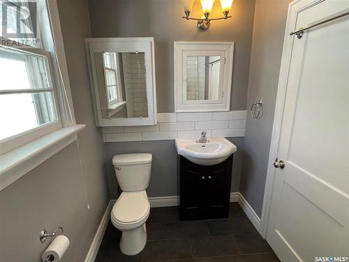 1112 B Avenue N, Saskatoon, SK - Indoor Photo Showing Bathroom