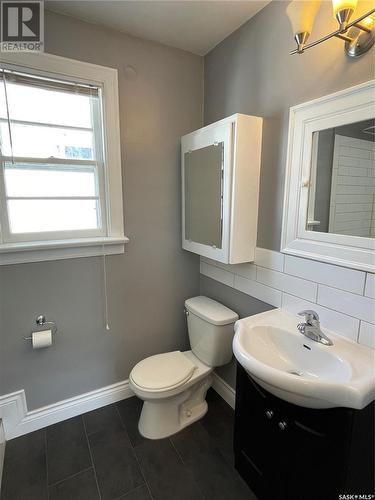 1112 B Avenue N, Saskatoon, SK - Indoor Photo Showing Bathroom