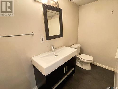 1112 B Avenue N, Saskatoon, SK - Indoor Photo Showing Bathroom