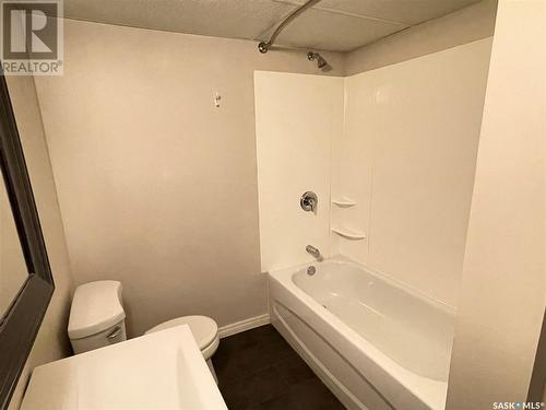 1112 B Avenue N, Saskatoon, SK - Indoor Photo Showing Bathroom