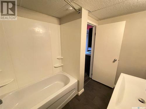 1112 B Avenue N, Saskatoon, SK - Indoor Photo Showing Bathroom