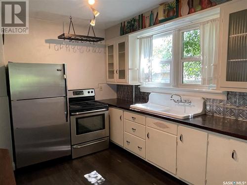 1112 B Avenue N, Saskatoon, SK - Indoor Photo Showing Kitchen