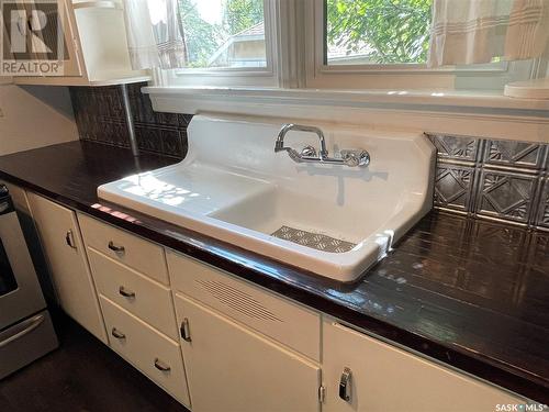 1112 B Avenue N, Saskatoon, SK - Indoor Photo Showing Bathroom