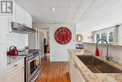 33 Hillcrest Avenue, Kawartha Lakes, ON - Indoor Photo Showing Kitchen With Upgraded Kitchen