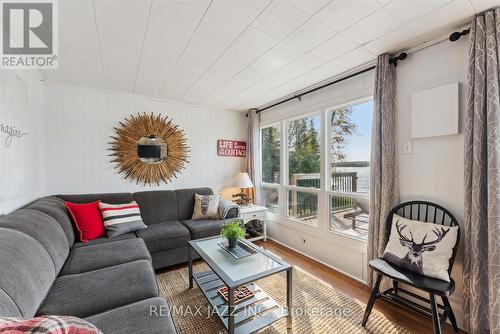 33 Hillcrest Avenue, Kawartha Lakes, ON - Indoor Photo Showing Living Room