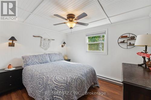 33 Hillcrest Avenue, Kawartha Lakes, ON - Indoor Photo Showing Bedroom