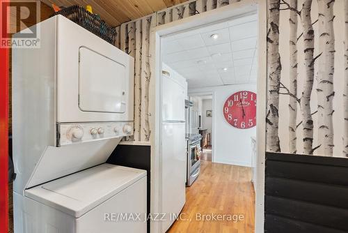 33 Hillcrest Avenue, Kawartha Lakes, ON - Indoor Photo Showing Laundry Room