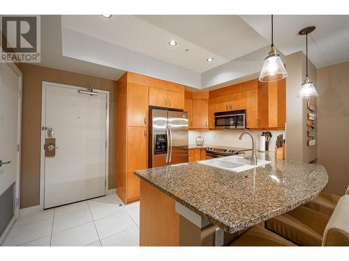 7343 Okanagan Landing Road Unit# 1121, Vernon, BC - Indoor Photo Showing Kitchen With Double Sink