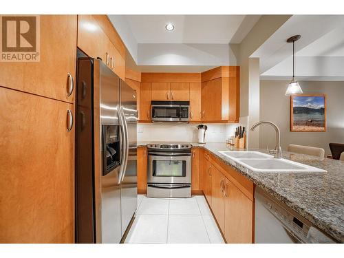 7343 Okanagan Landing Road Unit# 1121, Vernon, BC - Indoor Photo Showing Kitchen With Double Sink