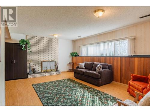 3851 Carnation  Drive, Trail, BC - Indoor Photo Showing Living Room