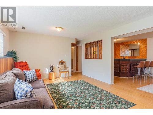 3851 Carnation  Drive, Trail, BC - Indoor Photo Showing Living Room