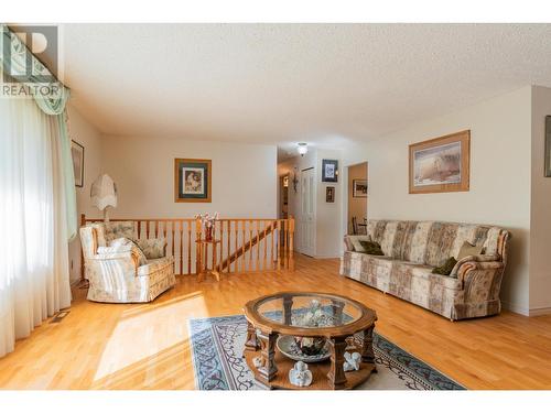 3851 Carnation  Drive, Trail, BC - Indoor Photo Showing Living Room